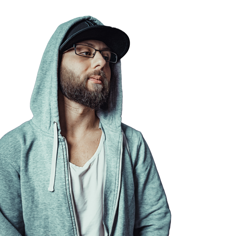 Porträt von Eazy, Gründer von Gutta Cavat Lapidem Management (GCLmgt.de). Eazy ist Musiker mit dem Fokus auf Deutschrap und Musikproduzent. Als Content Creator hat sich Eazy auf die Produktion und Bearbeitung von Text, Bild, Video und Ton für das Social Media spezialisiert. 